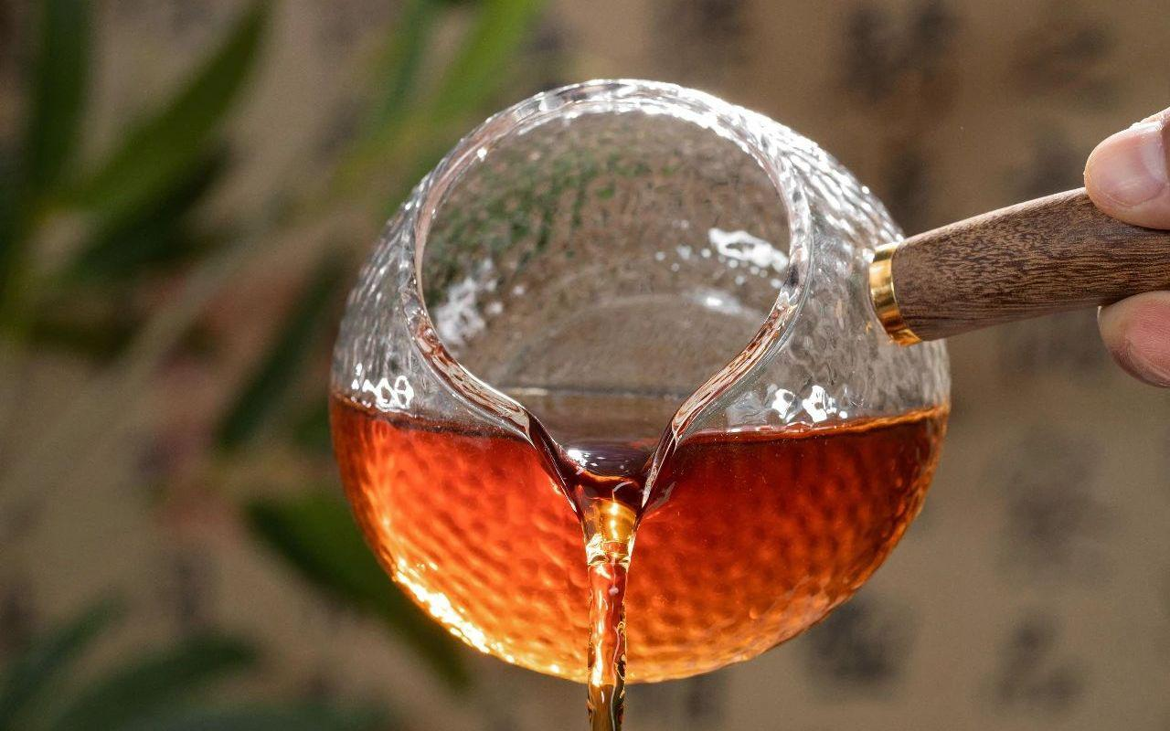 2023 (Ripe) 良工 'Liang Gong – The Artisan’s Collection', Pu'er tea cake 400g