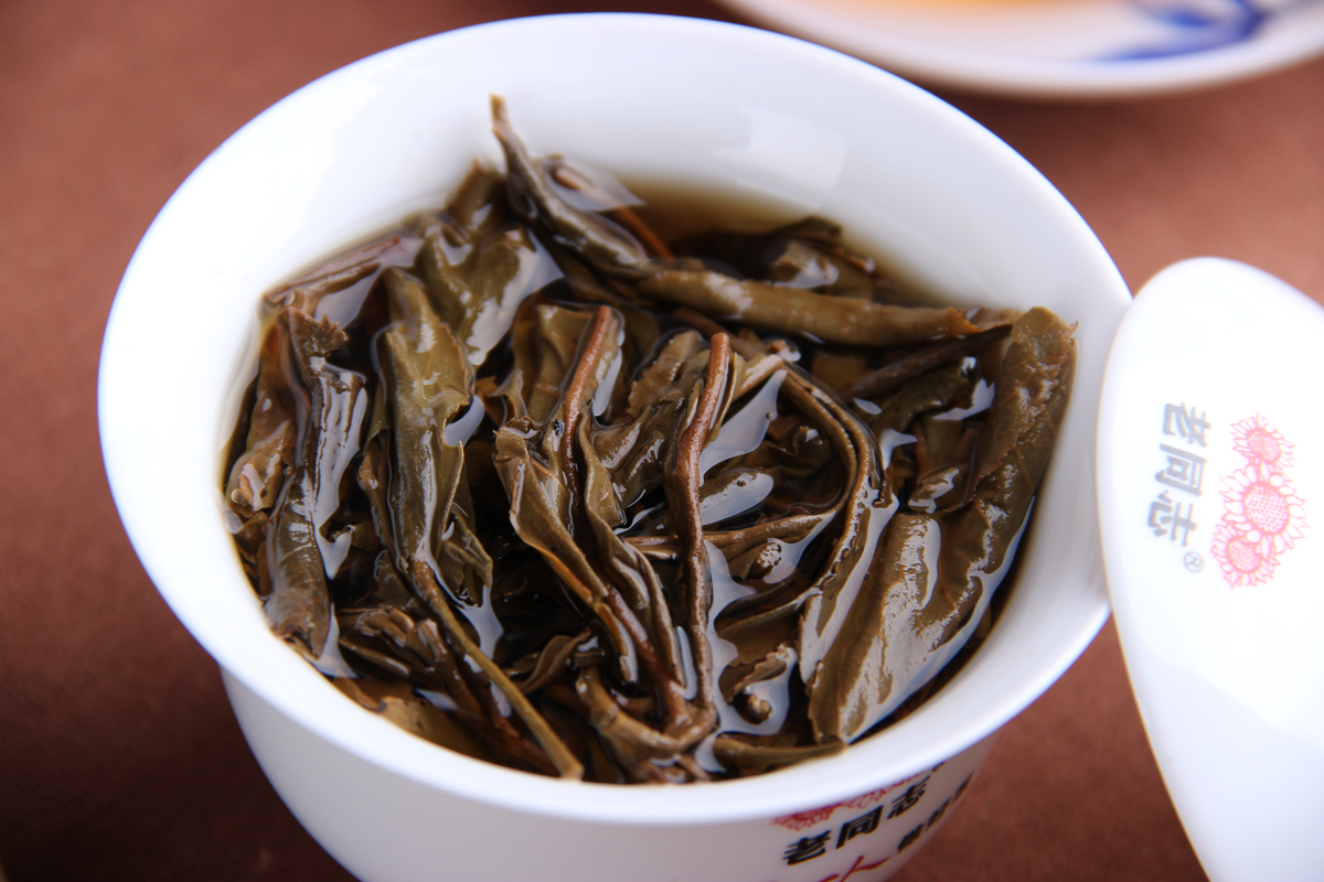 2006 (生) 深山老树普洱茶饼