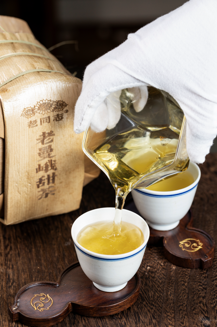 2024(生)老曼峨老曼-甜茶普洱茶饼(200克)